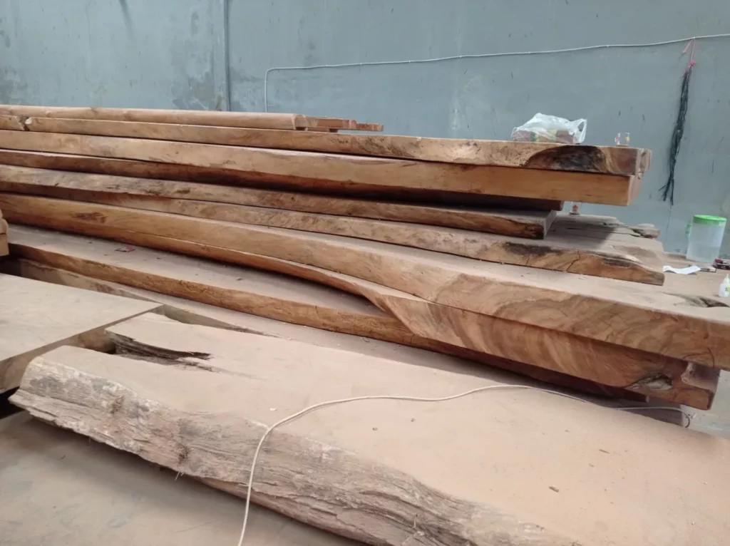 ornamen meja kayu baru